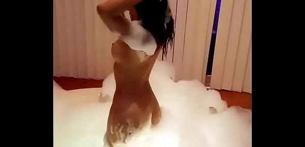  Jenny Kume - perdio apuesta y se desnuda